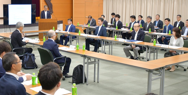 成田空港の機能協会実現に向けた滑走路新増設推進協議会が県庁で開かれ、話し合うNAAや県などの関係者ら=26日、千葉市中央区