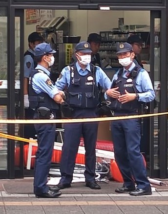 規制線が張られたコンビニ＝７日、千葉市中央区