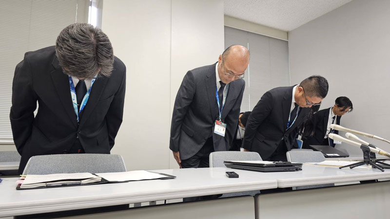 記者会見で謝罪する県教委の細川教育次長(中央)ら=3日午後、県庁