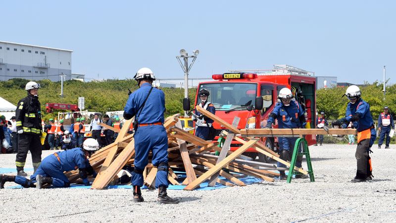 チェーンソーを使った救出作業など実際の動きを確認した千葉市の防災訓練＝３１日、千葉市美浜区
