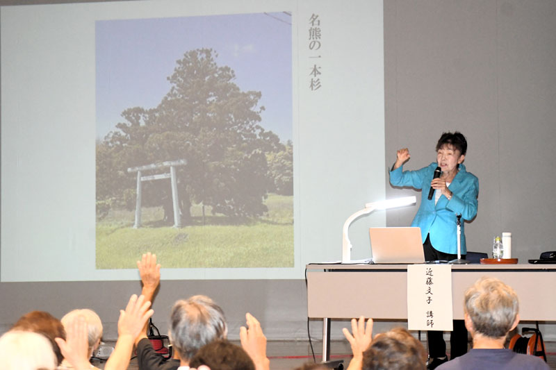 「頼朝が歩いた道」をテーマに講演する近藤さん=いすみ市