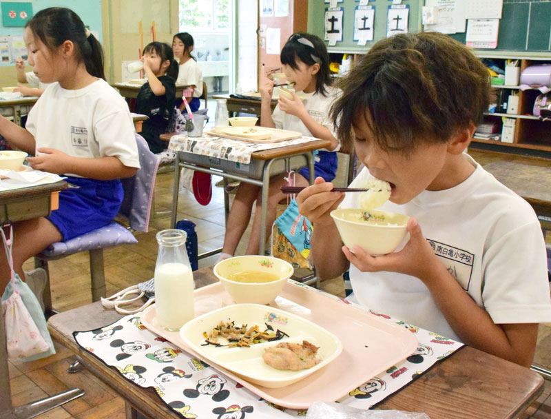 白子町産の新米を食べる児童＝１０日、同町立南白亀小
