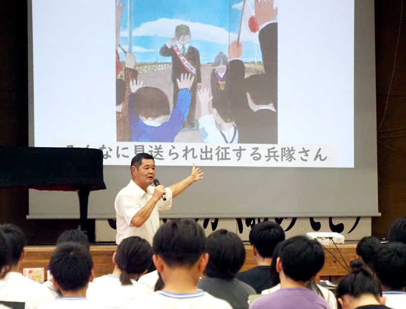 遺族会の小川さんを語り部として迎え、戦争と平和について学ぶ児童＝君津市