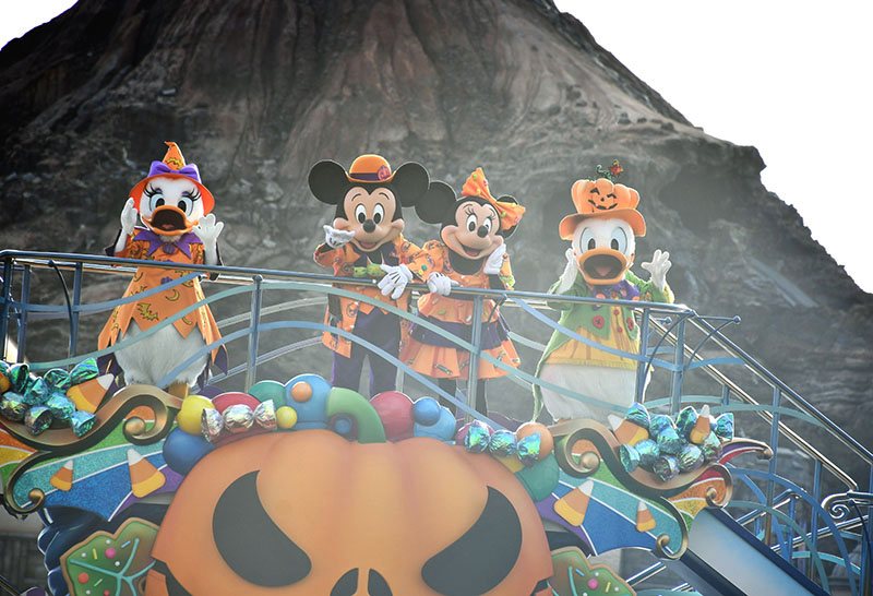 船上グリーティングに登場したミッキーマウスら＝１６日、東京ディズニーシー