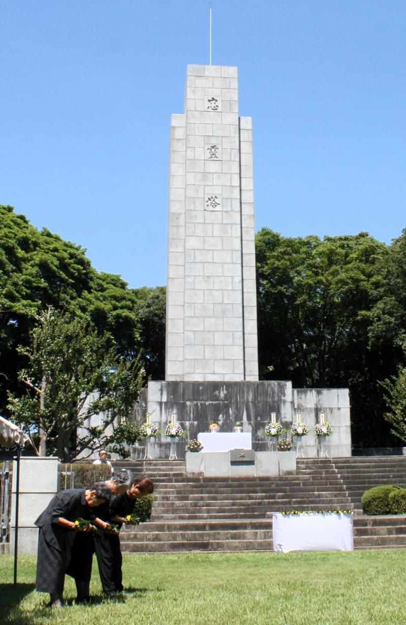 ８０回目の終戦記念日に合わせて千葉市中央区の県忠霊塔で開かれた追悼式＝８月１５日