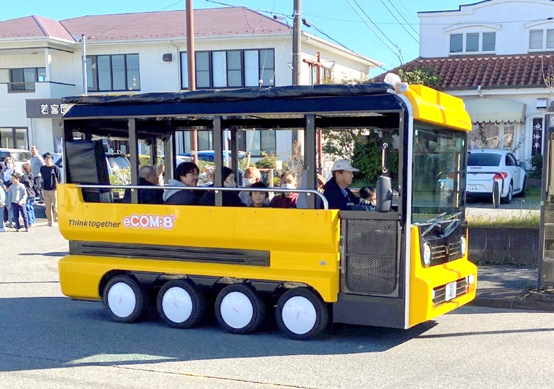 若宮団地で実証運行するグリスロの同型車両＝昨年１１月、若宮団地（市原市提供）