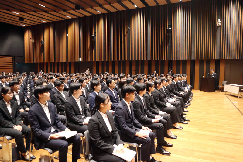 千葉銀行の内定式に出席した内定者ら＝１日、千葉市中央区