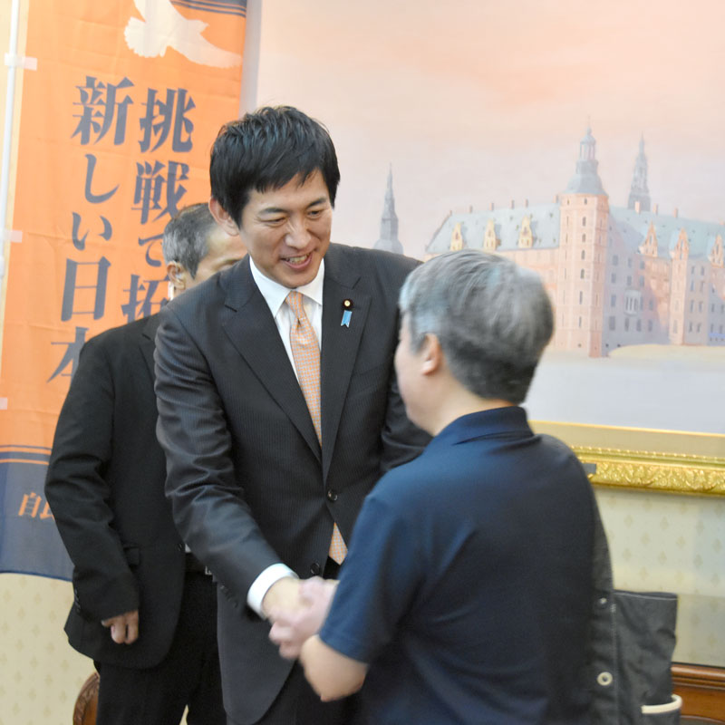 自民党総裁選での支持拡大へ県内で党員を招いて集会を開き、一人一人と握手を交わす小林氏＝１日、柏市