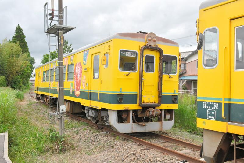 脱線車両は昨年１０月の事故発生から８カ月間、現場付近に留め置かれた＝６月２日、いすみ市