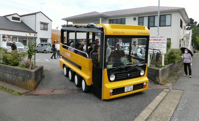 若宮団地で実証運行が始まったグリスロ=3日、市原市