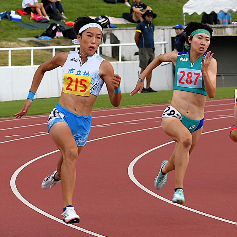 女子１００メートルで優勝した市柏の石郷岡暖（２１５）。右は２００メートルを制した市船橋の伊藤優亜