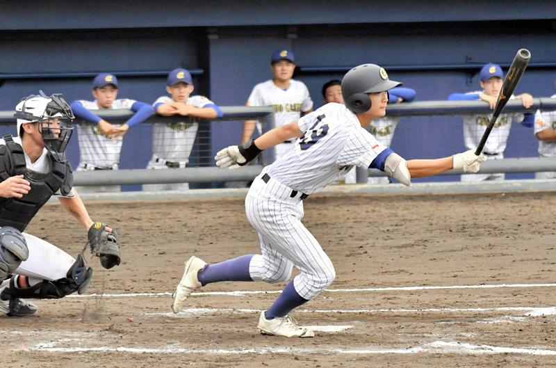 木更津総合－中央学院　２回表中央学院２死二、三塁、適時内野安打を放つ佐野。捕手緒方＝県総合ＳＣ