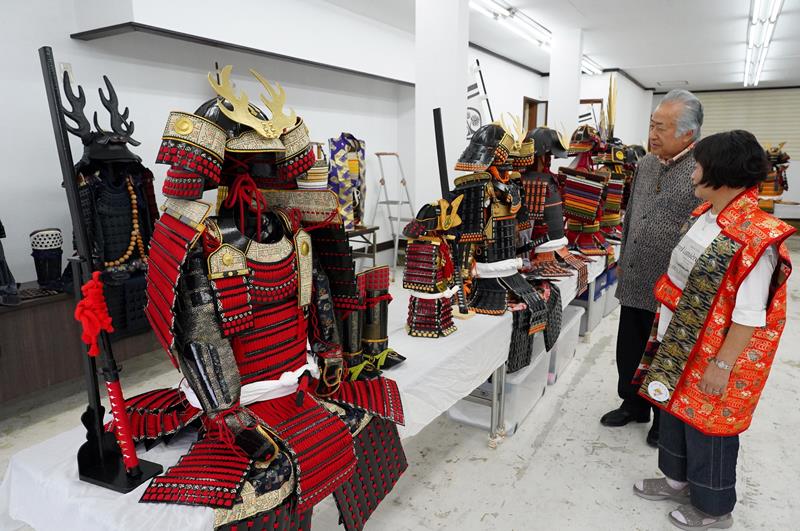 1領の制作に「半年はかかる」(会員)という手作り甲冑が並ぶ展示会場=大多喜町