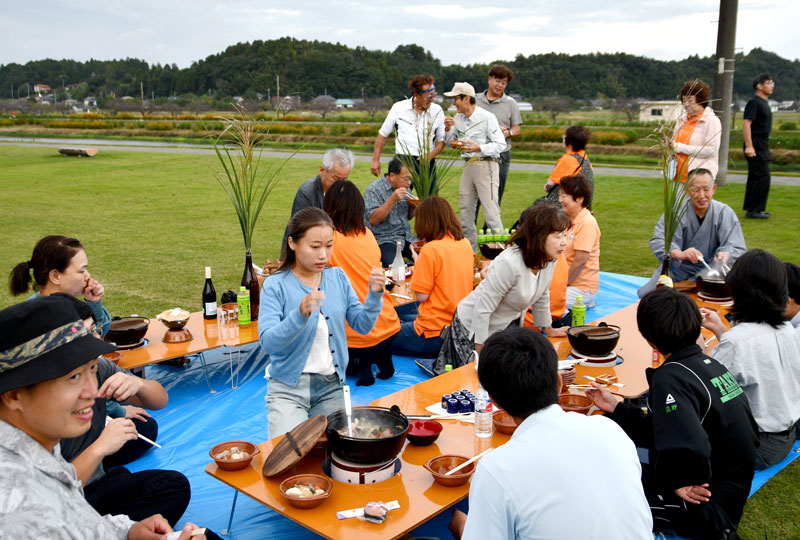 多古町特産の「大和芋」やブランド豚「元気豚」が使われた芋煮に舌鼓を打つ参加者ら=多古町