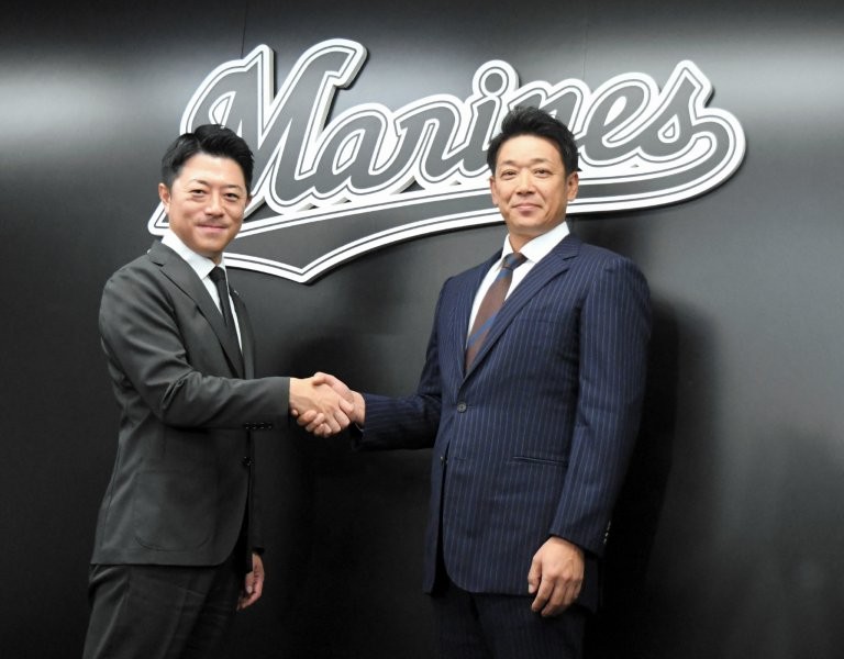 監督就任会見で高坂球団社長（左）と握手する千葉ロッテのサブロー新監督＝ＺＯＺＯマリン