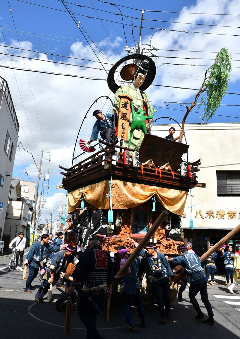 香取市佐原地区で10日、「佐原の大祭秋祭り(諏訪神社秋祭り)」が開幕した。山車14台が江戸情緒が残る町並みを練り歩き、「の」の字を描くように山車を回転させる豪快な「のの字廻(まわ)し」が披露された