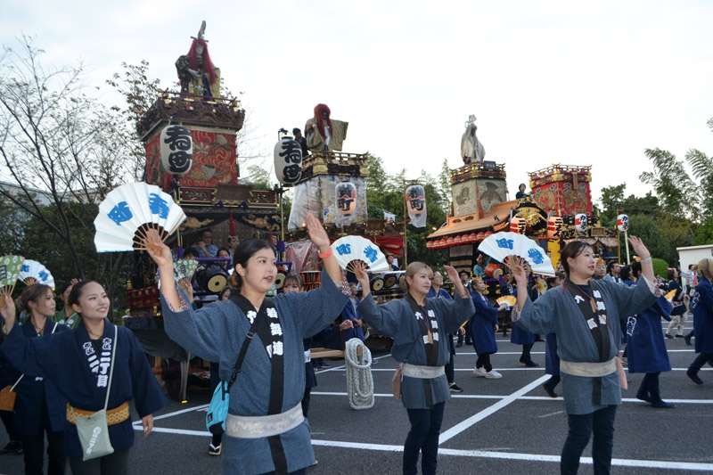 佐倉市役所には四つの町会の山車が集結し、総踊りを披露した=10日