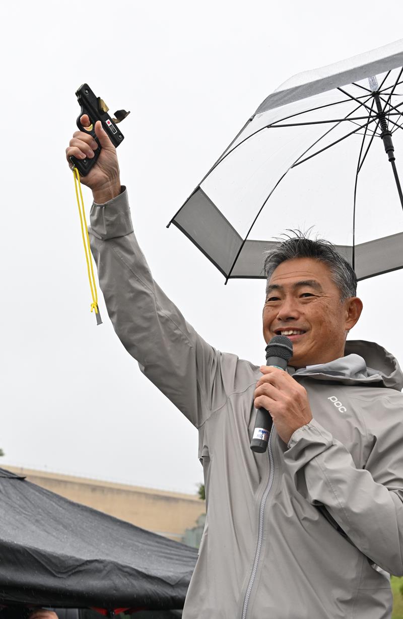 スタートの号砲を鳴らす渡辺芳邦木更津市長