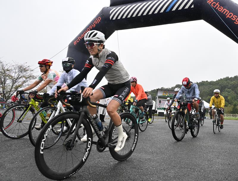 完走を目指してスタートする参加者たち＝１１日、木更津市