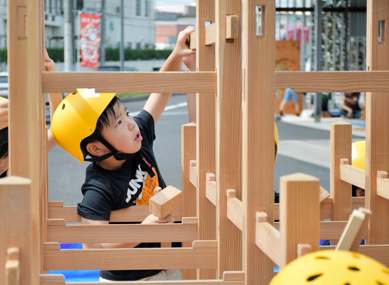 ジャングルジム作りに真剣に取り組む子ども