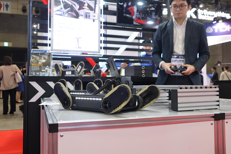 狭い空間で動かせる小型点検ロボット=14日、千葉市美浜区