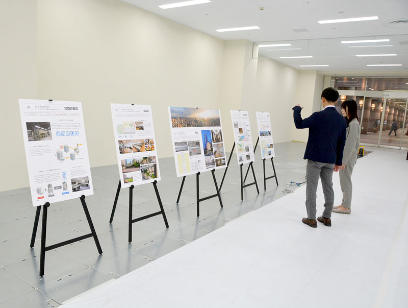 センシティタワー（千葉市中央区）の内覧会場で説明を聞く参加者