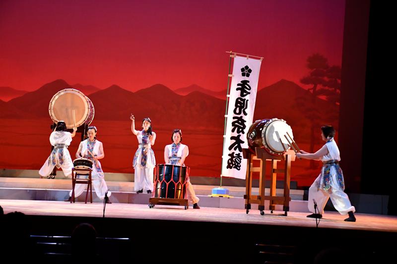 全国国府サミットで、手児奈にちなむ和太鼓の合奏を披露する演者ら
