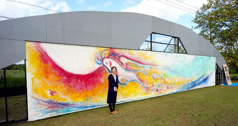 掩体壕を模した実物大パネルに貼り付けられた山内さんの巨大絵画=旭市の旭緑地公園