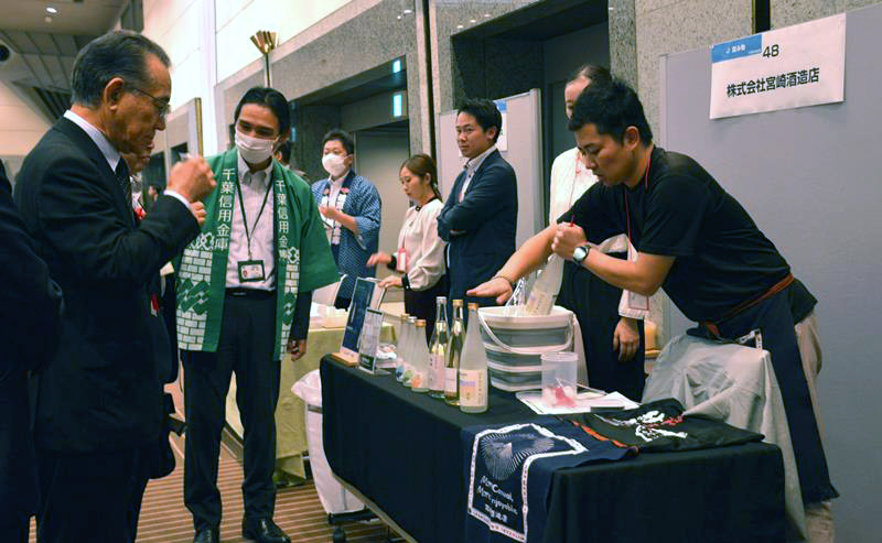 自慢の逸品をＰＲする出展者＝千葉市美浜区