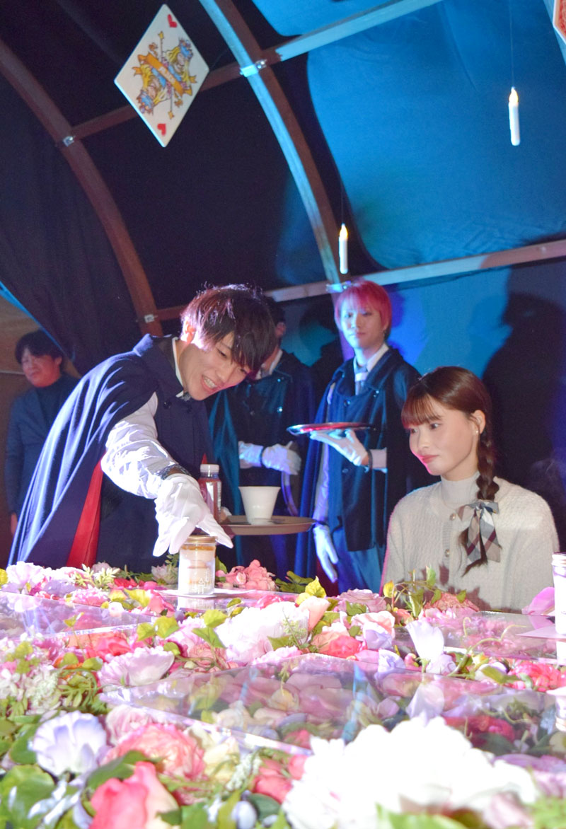 イベントの人気企画「執事のお茶会」。バンパイアにふんした執事がエスコートしてくれる