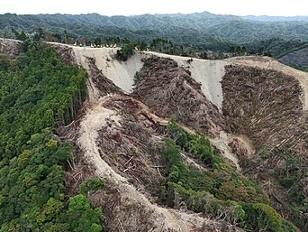 ドローンで空撮したメガソーラーの工事現場＝１９日、鴨川市（鴨川の山と川と海を守る会提供）