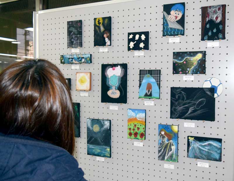 八千代市社会福祉協議会１階ロビーで展示されている学生服の生地をキャンバスに使った作品