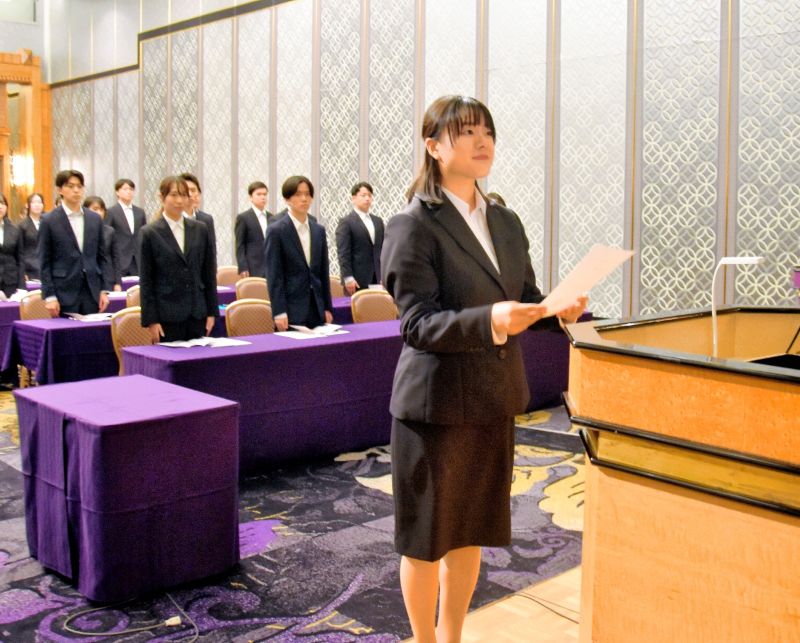 千葉興業銀行の内定通知書を授与され、表情が引き締まる内定者=1日、千葉市美浜区