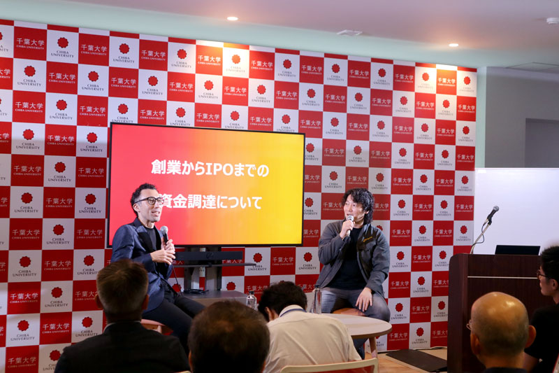 トークセッションに登壇した千葉大の片桐教授（左）とリベラウェアの閔社長＝柏市