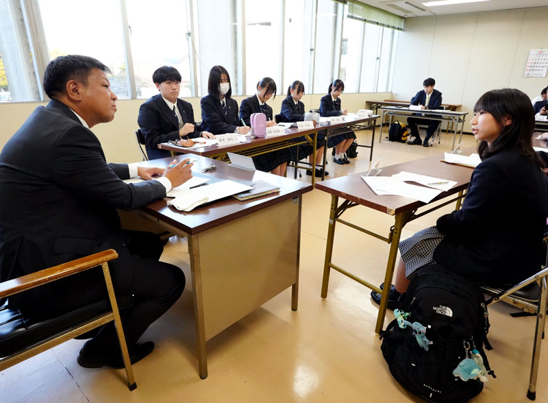 宮内市長（左）へ匝瑳市のまちづくりについて意見を述べる高校生たち＝同市役所