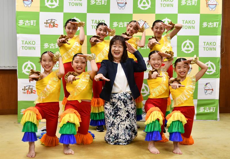 初挑戦の全国大会で金賞を獲得した快挙を平山町長（中央）に報告したＨａｐｐｙ　Ｍａｇｉｃａｌのメンバー＝多古町役場