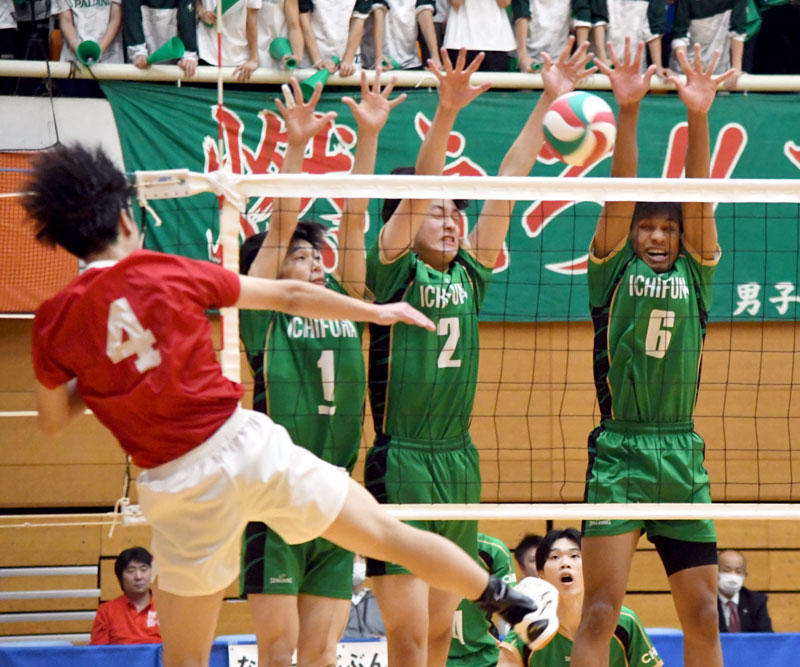 男子準決勝 市船橋-習志野 スパイクをブロックする市船橋の選手ら=東金アリーナ