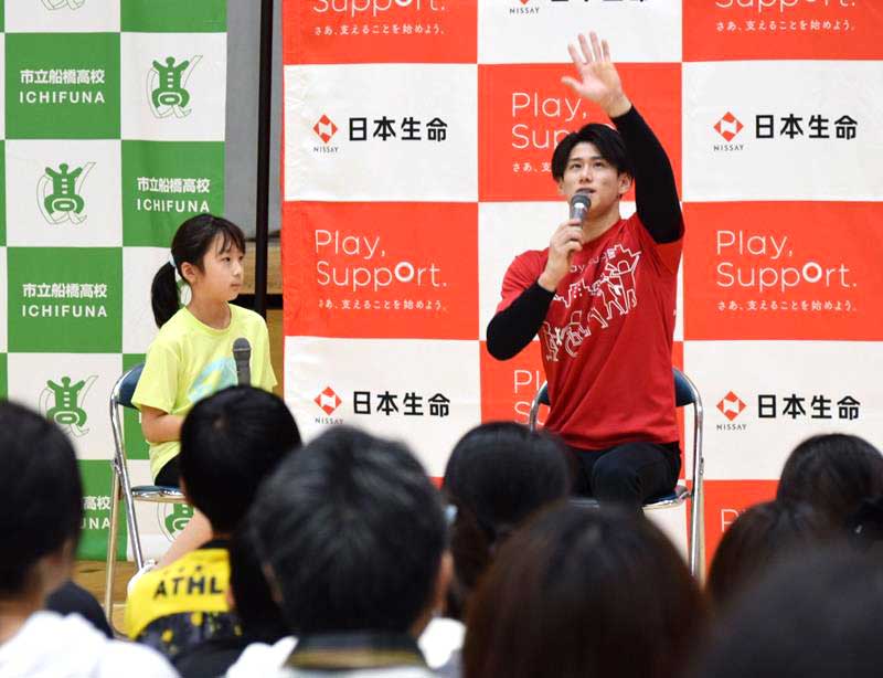 トークショーで子どもたちの質問に答える橋本選手