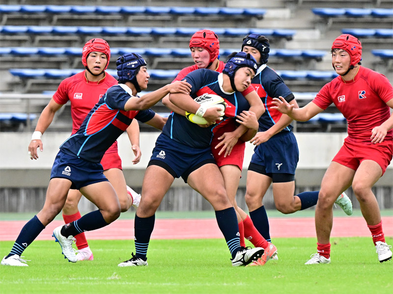 後半、競り合う八千代松陰の選手ら＝柏の葉