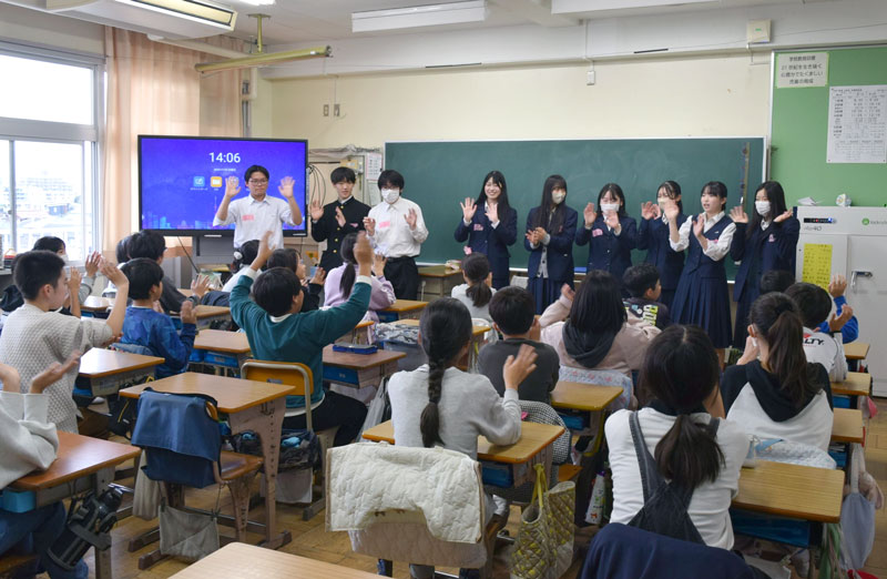 ６年１組で英語の授業を行った市船橋高校の生徒ら＝船橋市立葛飾小