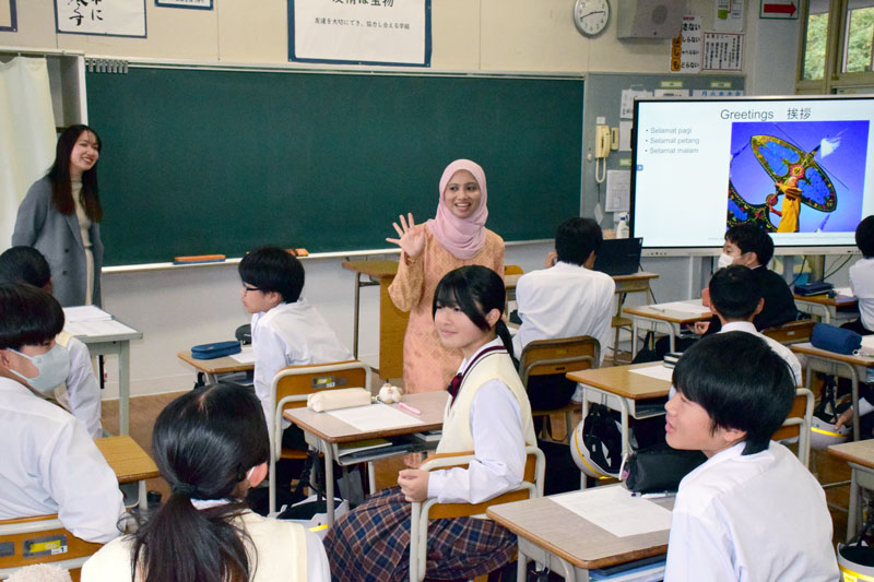 マレーシアの留学生と交流する生徒たち＝長柄中