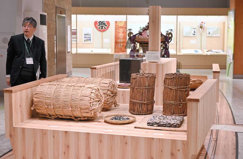 江戸時代に活躍したほぼ原寸大の五大力船の復元模型=7日、千葉市中央区