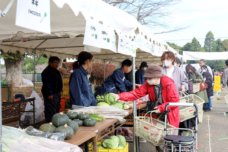 来場者は学生らの手作り野菜を次々かごに入れた＝８日、東金市