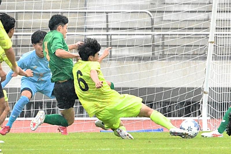 前半、中央学院・井戸(6)が先制ゴールを決める。GK山下