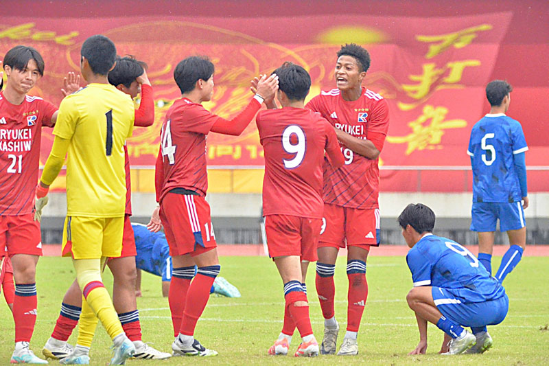 流通経大柏－市船橋　延長戦の末に勝利し喜ぶ流通経大柏イレブン。右から３人目は決勝ゴールを決めたオゲデベ＝９日、柏の葉