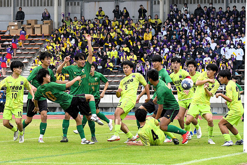 専大松戸－中央学院　前半、専大松戸・佐藤（左手前２人目）が同点ゴールを決める＝９日、柏の葉