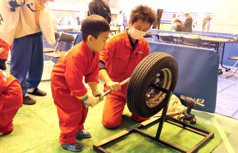 タイヤの脱着作業を体験する児童＝大網白里市
