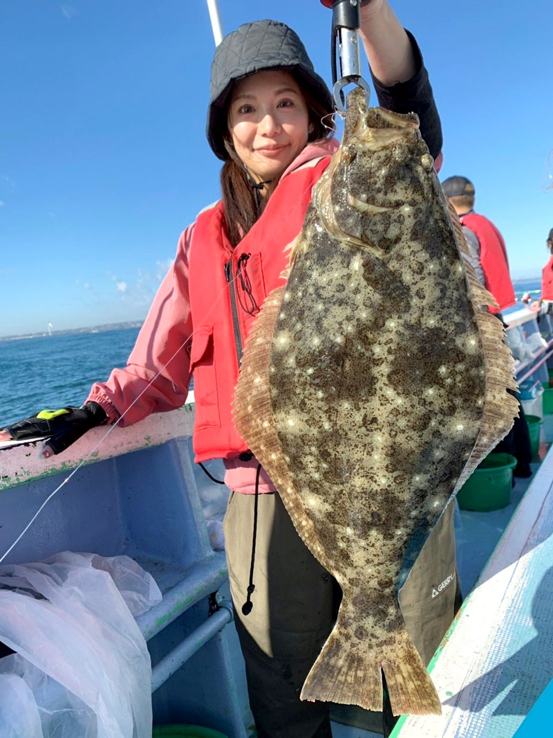 鹿島沖でゲットしたヒラメ(写真は「幸栄丸」提供)