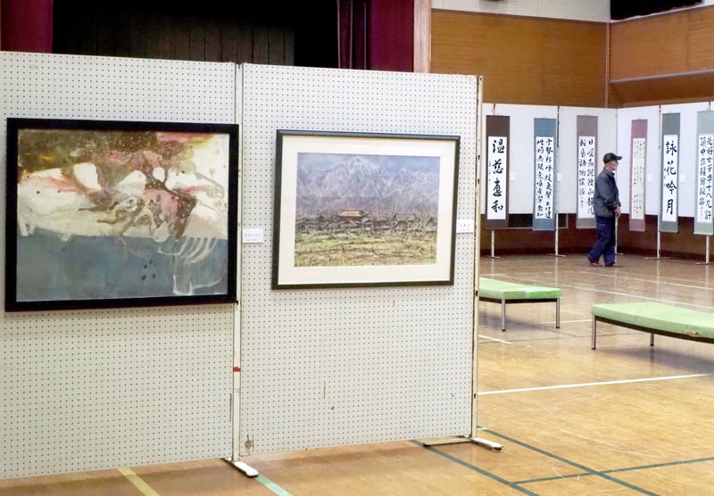 市民の力作が並ぶ袖ケ浦美術展＝袖ケ浦市