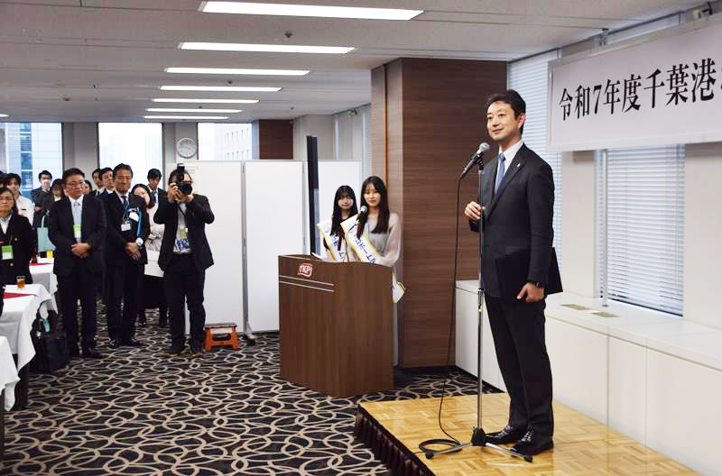 セミナー後の交流会であいさつする熊谷知事（右）＝都内